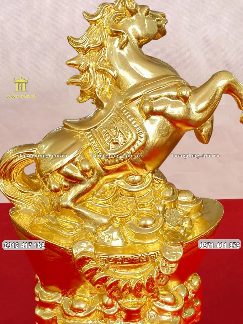 Từng họa tiết hoa văn được chạm khắc sắc nét